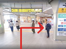 ①JR浦和駅中央改札を出て右（西口）へ進みます。